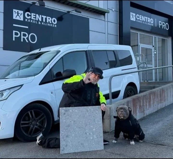 Marqus Lajonen från Variati AB med hund utanför Centro Kakel & Klinker